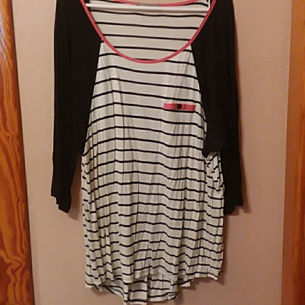 Black/white coral top